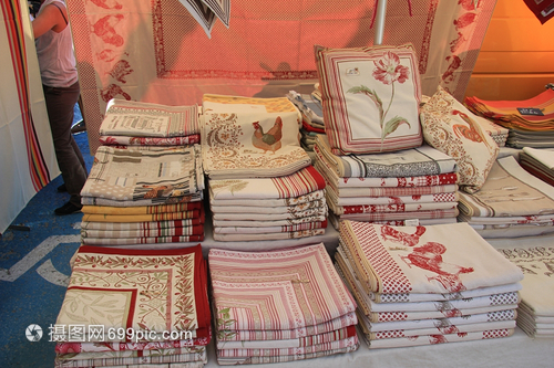 当地市场上的传统纺织精品
